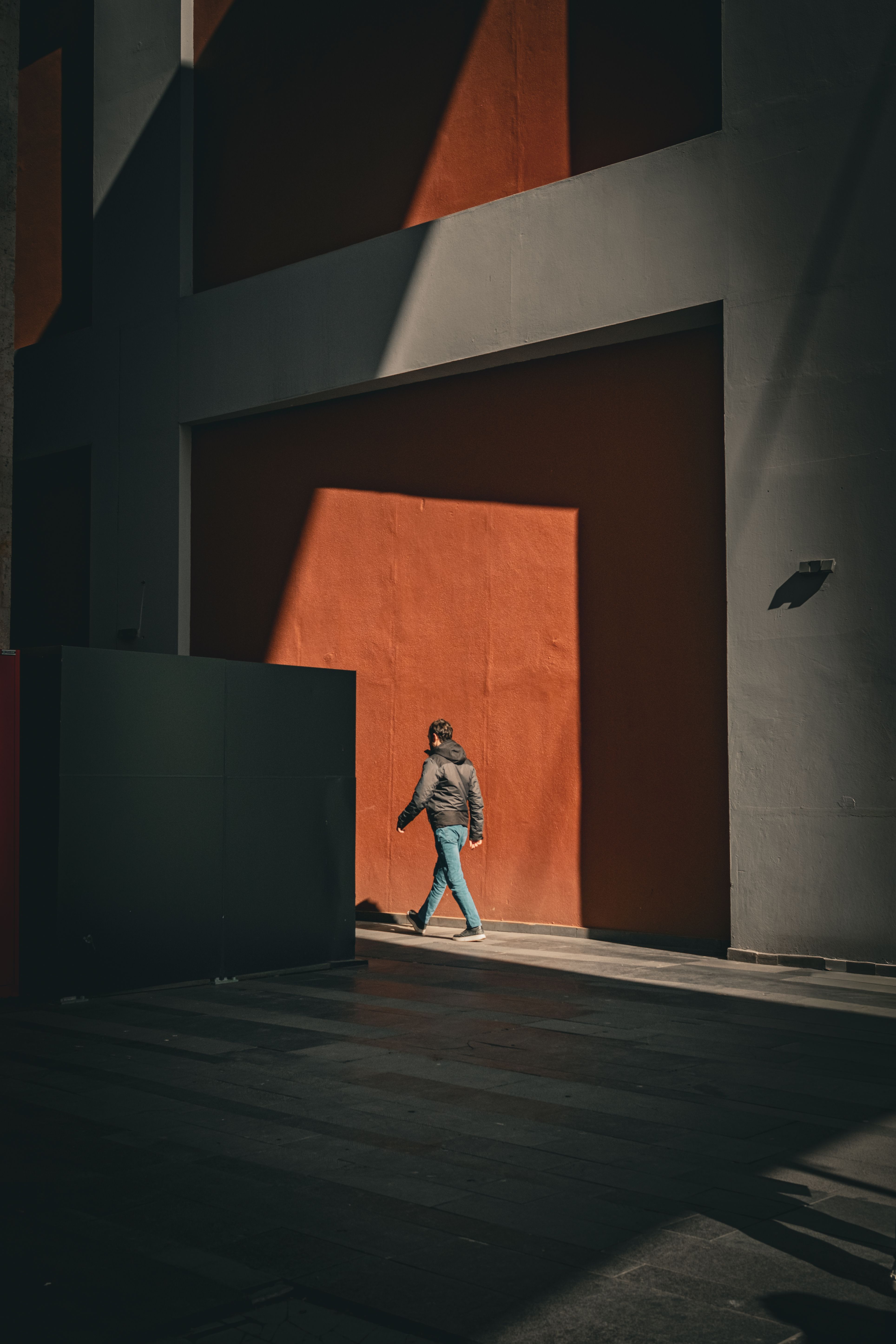 Pessoa caminhando na cidade